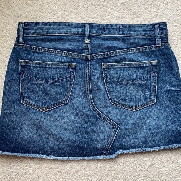 🔥TRENDY GAP 1969 Mini Distressed Denim Skirt - Picture 3 of 4